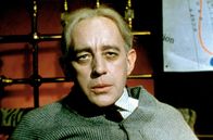 Ladykillers – Professor Marcus (Alec Guinness) ist sehr angetan von der Lage des Hauses und mietet bei Mrs. Wilberforce zwei Zimmer.