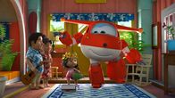 Super Wings – Keilani hat ihr Paket ausgepackt. Sie hat einen Hula-Bastrock bestellt.