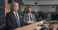 Sully – L-R: Chesley 'Sully' Sullenberger (Tom Hanks), Jeff Skiles (Aaron Eckhart).