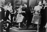 Ist das Leben nicht schön? – Mitte, l-r: Mary Hatch (Donna Reed) und George Bailey (James Stewart)