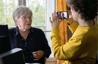 Von wegen altes Eisen – Zwischen Huguette (Line Renaud, li.) und Rémi (Romann Berrux, re.) stehen alle Zeichen auf Konfrontation  oder schaffen sie es doch noch, einander zuzuhören und voneinander zu lernen?