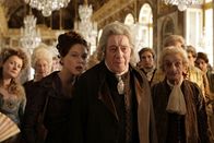 Leb wohl, meine Königin! – Was kommt nach dem Umsturz? Die königliche Vorleserin Sidonie (Léa Seydoux), der Archivar und Geschichtsschreiber Jacob Nicolas Moreau (Michel Robin, Mitte), Marquis de Vaucouleurs (Jacques Herlin, re.) und die Höflinge sind beunruhigt.