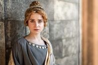 Die Römer am Rhein - Eine Zeitreise – Augenärztin Tullia hilft den antiken Kölnern mit ihrem beeindruckenden Können. In eindrucksvollen Bildern zeigt die Dokumentation: Wieviel Rom steckt in Köln? „Die Römer vom Rhein“ begibt sich auf eine spannende Zeitreise in das antike Köln. Wie haben die Menschen damals, während Kölns erster Blütezeit um das Jahr 150, gelebt?