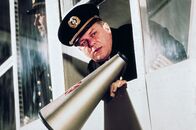 Die Hindenburg – Selbst der Kapitän Pruss (Charles Durning) wird von Franz Ritter als möglicher Saboteur verdächtigt.