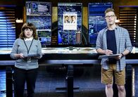 Navy CIS: L.A. – L-R: Sidney Jonnes (Ashley Spillers) und Eric Beal (Barrett Foa)