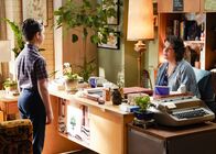 Young Sheldon – Sheldon Cooper (Iain Armitage l.); Professor Ericson (Melanie Lynskey, r.)