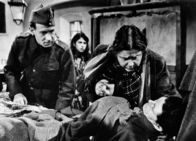 Die letzte Chance – Die letzte Chance Sie müssen druchhalten: Soldaten (unbekannt), Berthe Sakhnowski als Chanele, Therese Giehse als Frau Wittels, John Hoy als Leutnant Halliday (liegend)