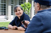Landkrimi: Zu neuen Ufern – Grete (Maria Hofstätter) besucht ihren Freund Käpt'n (Günter Tolar) im Altersheim.