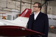 Bull – Als eine Untersuchung des Unfalls ergibt, dass die Leinen des Schirms stark verschlissen waren, ist Bull (Michael Weatherly) überzeugt davon, dass jemand wollte, dass Gouverneur Whitfield stirbt. Doch wer könnte der Täter sein?
