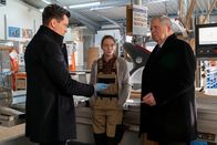 Der Staatsanwalt – Oberkommissar Alexander Witte (Jannik Mioducki, l.) und Oberstaatsanwalt Bernd Reuther (Rainer Hunold, r.) sprechen mit der Umweltaktivistin Eva Lauroth (Charlotte Lorenzen, M.), die in einer Schreinerei arbeitet. Kann sie zur Aufklärung des Falls beitragen?
