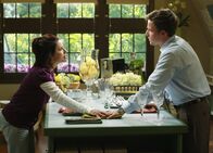 Desperate Housewives – Um ihre Hypothek bezahlen zu können, müssen Gabrielle (Eva Longoria, l.) und Carlos ihr teures Auto verkaufen. Als Ersatz erwerben sie Andrews (Shawn Pyfrom, r.) alten Wagen, der schon einige Jahre auf dem Buckel hat. Bereits bei einer der ersten Fahrten versagt die Kühlung und Gabrielle fordert ihr Geld zurück, doch Andrew sieht sich dazu nicht verpflichtet ...