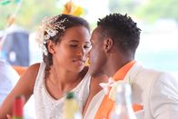 Death in Paradise – Rosey (Fola Evans-Akingbola, l.) und J.P. (Tobi Bakare, r.) sind glücklich.