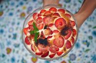 Zu Tisch ... – "Erdbeerwahnsinn auf einer weißen Lichtung"- so nennen die Frauen ihre flambierte Kreation mit Grieß und Zabaione-Creme.