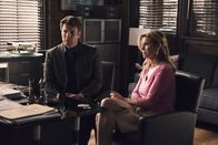 Castle – Um sich in den Mordfall an einem Autor einzuschalten, heuert Castle (Nathan Fillion, l.) bei dessen Ehefrau (Lise Colleen Simms, r.) an ...