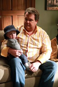 Modern Family – Cameron (Eric Stonestreet) und Mitchell wollen einen Jungen adoptieren. Doch zunächst müssen sie ihre eifersüchtige Tochter Lily dazu bringen, ein Geschwisterchen zu akzeptieren...