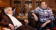 Das Fest der Liebe – Thorsten (Devid Striesow, re.) versucht Karl-Eduard (Wolf-Dietrich Sprenger) als Investor zu gewinnen.