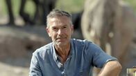 Faszination Erde – Das Leben in extrem trockenen Wüstenregionen ist für seine Bewohner ein ständiger Kampf. Wüstenelefanten in Namibia sind wahre Überlebenskünstler in einer kargen, fast wasserlosen Öde. Die Dickhäuter haben die Fähigkeit entwickelt, mit ihren Füßen Wasser im Untergrund aufzuspüren. Sie benutzen dabei Infraschall, so tiefe Töne, dass der Mensch sie nicht hören kann. Diese Schallwellen können Elefanten auch über Schwingungen im Boden mit ihren Füßen wahrnehmen.