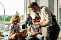 Tatort – Vorne: Leo Hölzer (Vladimir Burlakov) nimmt bei Stella Barthel (Finja Leonie Meyer) einen Abstrich für den Vaterschaftstest. Abgebebildet (v.l.n.r.): Stella Barthel (Finja Leonie Meyer), Pia Heinrich (Ines Marie Westernströer), Adam Schürk (Daniel Sträßer), Esther Baumann (Brigitte Urhausen), Leo Hölzer (Vladimir Burlakov)