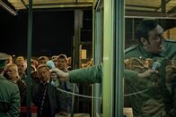 35 Jahre Mauerfall: Bornholmer Straße – Harald Schäfer (Charly Hübner) versucht seinen Vorgesetzen am Telefon die Lage an der Grenzübergangsstelle klar zu machen.