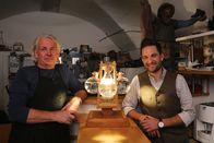 Hoagascht – Moderator Richard Deutinger (r.) in der City Schuhklinik, Salzburg, mit Inhaber Helmut Mrawa (links)
