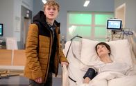 In aller Freundschaft – Jason Sandow (Dennis Hofmeister) hat am Morgen Ronja Mielitz (Alida Bohnen) mit dem Auto angefahren und ist, angestiftet von seinem Bruder, vom Unfallort geflohen. Als Jason mitbekommt, dass Ronja schwerverletzt in der Sachsenklinik liegt, bekommt er ein schlechtes Gewissen und will sich bei ihr entschuldigen. Doch er wird erwischt und flieht erneut.