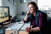 SOKO Köln – Petra Rembold (Dagmar Sachse) arbeitet schon seit einigen Jahren in der Spedition des Toten. Aus Loyalität gegenüber ihrem Arbeitgeber möchte sie der Polizei keine Informationen preisgeben.