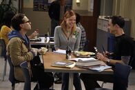 The Big Bang Theory – Ein Vortrag von Leonard (Johnny Galecki, l.) und Sheldon (Jim Parsons, r.) vor Studenten führt dazu, dass sich die Studentin Ramona (Riki Lindhome, M.) mit Sheldon treffen will, um über seine Arbeit zu reden: Allerdings mit fatalen Folgen, denn sie übernimmt schon nach kurzer Zeit sein gesamtes Leben in die Hand ...