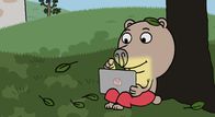 Boris – Boris sitzt mit dem Tablet im Garten.