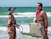Seebad-Saga – Helene Aurland (Cecilie Stenspil, l.) und Edward Weyse (Jens Jacob Tychsen, r.).