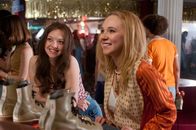 Lovelace – Linda (Amanda Seyfried, l.) und Freundin Patsy (Juno Temple, r.) wissen nicht, dass sie auf einer Pornoparty gelandet sind.