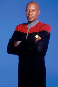 Star Trek - Deep Space Nine – Benjamin Sisko (Avery Brooks) sieht sich plötzlich mit einem Geschwader von Klingonen konfrontiert. Sie geben vor sich gegen eine Invasion des Dominions zu wappnen.
