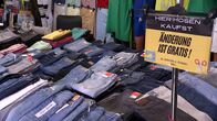 Hallo Nachbarn! – Polenmarkt Hohenwutzen: Jeanshosen mit Änderungsservice.