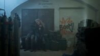 neoriginal: Westwall – Anni Jescheck (Nora Islei) und Jonas Bauhoff (Gustav Strunz) verstecken sich im Sprengstofflager.