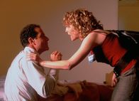Monk – Nachdem Monk (Tony Shalhoub, l.) in das frühere Haus seiner Frau eingedrungen ist, landet er in der Irrenanstalt von Dr. Lancaster. Verzweifelt versucht er seiner Assistentin Sharona (Bitty Schram, r.) klarzumachen, dass dort nicht alles mit rechten Dingen zugeht.