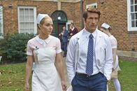 Love Child – Joan Millar (Jessica Marais, l.); Dr. Patrick McNaughton (Jonathan LaPaglia, r.)