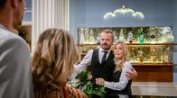 Sturm der Liebe – Erik (Sven Waasner, h. l.) und Yvonne (Tanja Lanäus, h. r.) sind baff, als Josie (Lena Conzendorf, v. r.) und Paul (Sandro Kirtzel, v. l.) ihnen offenbaren, dass sie doch heiraten.