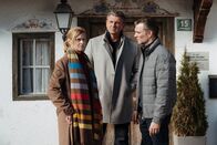 Der Bergdoktor – Marisa Taubinger (Leslie Malton, l.) kämpft mit einer massiven Muskelschwäche. Während Dr. Martin Gruber (Hans Sigl, M.) auf der Suche nach der Ursache ist, macht sich Andreas Unger (Jakob Seeböck, r.) große Sorgen um seine Ex-Freundin.