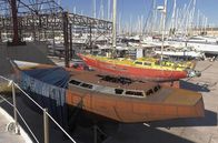Re: – Boote im Hafen von Port-Saint-Louis-du-Rhône. Durchschnittlich ist ein Segelboot nicht länger als einen Tag pro Jahr auf dem offenen Meer.