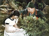 Schneewittchen – Der Jäger (Harry Hindemith) hat Mitleid mit Schneewittchen (Doris Weikow) und widersetzt sich dem Befehl der bösen Schwiegermutter, das Mädchen zu töten und lässt es leben.