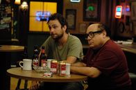 It's Always Sunny in Philadelphia – Alle sind verdächtig: Selbst Charlie (Charlie Day, l.) und Frank (Danny DeVito, r.) können sich den Ermittlungen nicht entziehen ...
