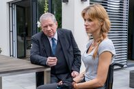 Der Staatsanwalt – Oberstaatsanwalt Bernd Reuther (Rainer Hunold) hat noch einige Fragen an Vanja Resch (Nina Gnädig).