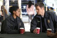 The Rookie – Da die gesuchte Frau ist in der Stadt untergetaucht ist, müssen sich Nolan (Nathan Fillion) und Harper (Mekia Cox) etwas einfallen lassen, um sie aufzuspüren - und zwar schnell.