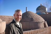 Mythos Seidenstraße – Presenter Sam Willis in der Oasenstadt Xiva in Usbeskistan, die zum Welterbe der UNESCO gehört.