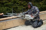 Fernab des Gesetzes – Oliver Johnson fräst Holz für den Anbau seines Floßhauses. (National Geographic/Wayne Moss)