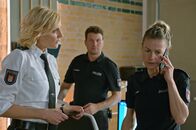 Notruf Hafenkante – Melanie (Sanna Englund, l.) koordiniert im aktuellen Fall zwischen ihrem Team – hier Nick (Raúl Richter, M.) und Franzi (Rhea Harder-Vennewald, r.) – und dem BKA.