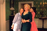8 Frauen – Gaby (Catherine Deneuve, m), Catherine (Ludivine Sagnier, r), Suzon (Virginie Ledoyen, l)