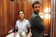 Sturm der Liebe – ARD STURM DER LIEBE FOLGE 1552 Uhr im ERSTEN. Elena (Lili Gesler, l.) und Nils (Florian Stadler, r.) bleiben im Aufzug stecken.