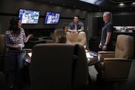 Criminal Minds: Beyond Borders – Als eine Mission mit Captain Basir Rifai (John Farmanesh-Bocca, 2.v.l.) in Kurjikistan mit dem Tod eines Verdächtigen endet, ermittelt das FBI gegen das Team um Clara Seger (Alana De La Garza, 2.v.r.), Jack Garrett (Gary Sinise, M.), Mae Jarvis (Annie Funke, l.) und Matt Simmons (Daniel Henney, r.) ...