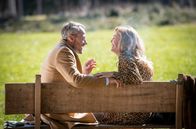 Sturm der Liebe – Yvonne (Tanja Lanäus, r.) und Erik (Sven Waasner, l.) erleben einen völlig unbeschwerten Moment miteinander.