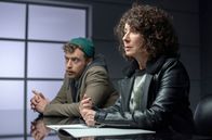 Großstadtrevier – Harry Möller (Maria Ketikidou, r.) und Nils Sanchez (Enrique Fiß, l.) befragen Zeugen zum Unfallhergang – war es ein Mordversuch?